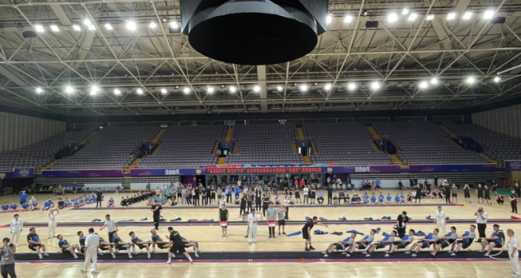 一場(chǎng)在奧體中心舉辦的拔河比賽,引來800多名保安參與