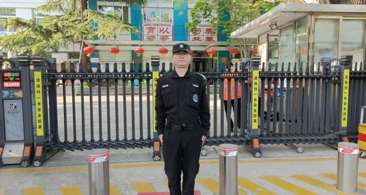 可疑人員深夜?jié)撊胄@，安保隊(duì)員有力驅(qū)趕消隱患