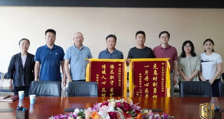 京城頭條丨危急時(shí)刻勇?lián)?dāng)，一片丹心為學(xué)生